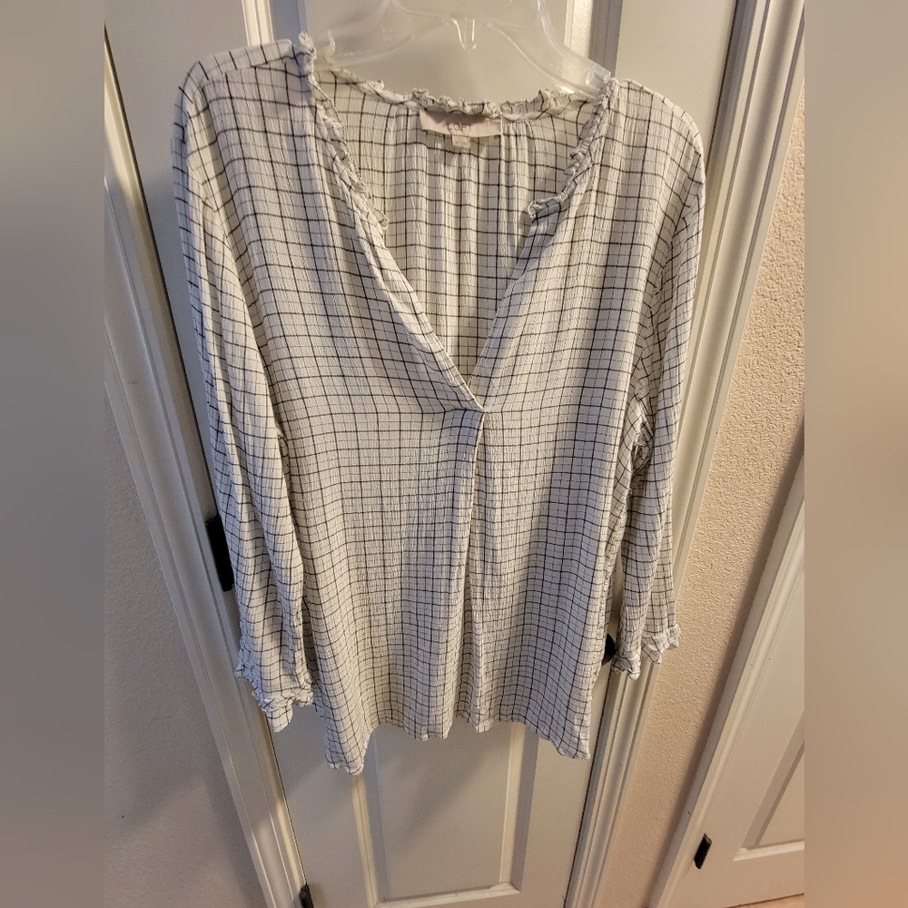 Dainty and light long skeeve top with ruffle sleeve and neck